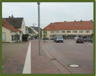 Bild 2 zeigt links einen Gehwegbereich der mit einem weißen Leitstreifen von der Straße (rechts) abgetrennt ist. 