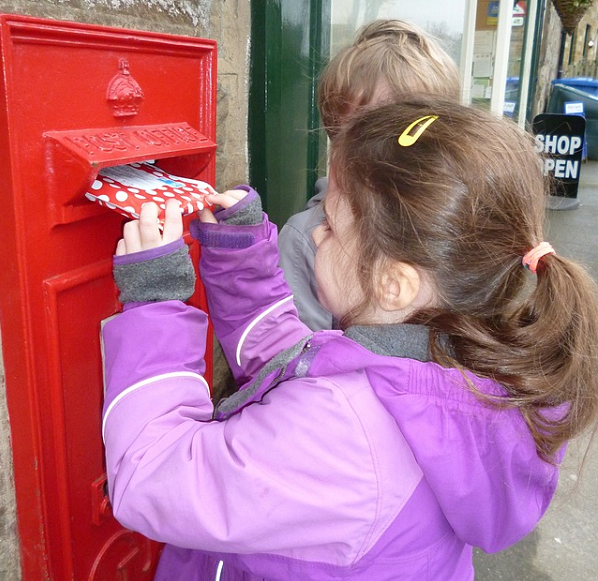 Bild 3 zeigt 2 Kinder an einem roten Briefkasten, die Post in den Schlitz stecken. 