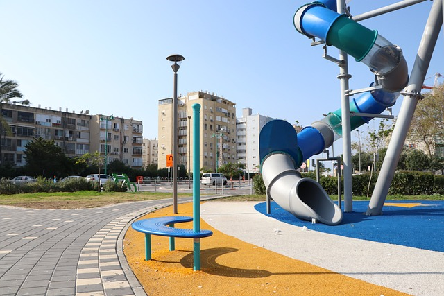 Bild 3: kontrastreich gestaltete Wege zum Spielplatz mit unterschiedlichen Materialien, wie Sand und Pflastersteine