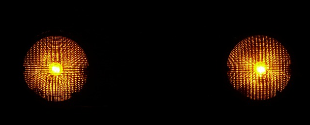 Bild 3: 2 leuchtende Warnlicht - Rundstrahler mit gelbem Dauerlicht bei Dunkelheit